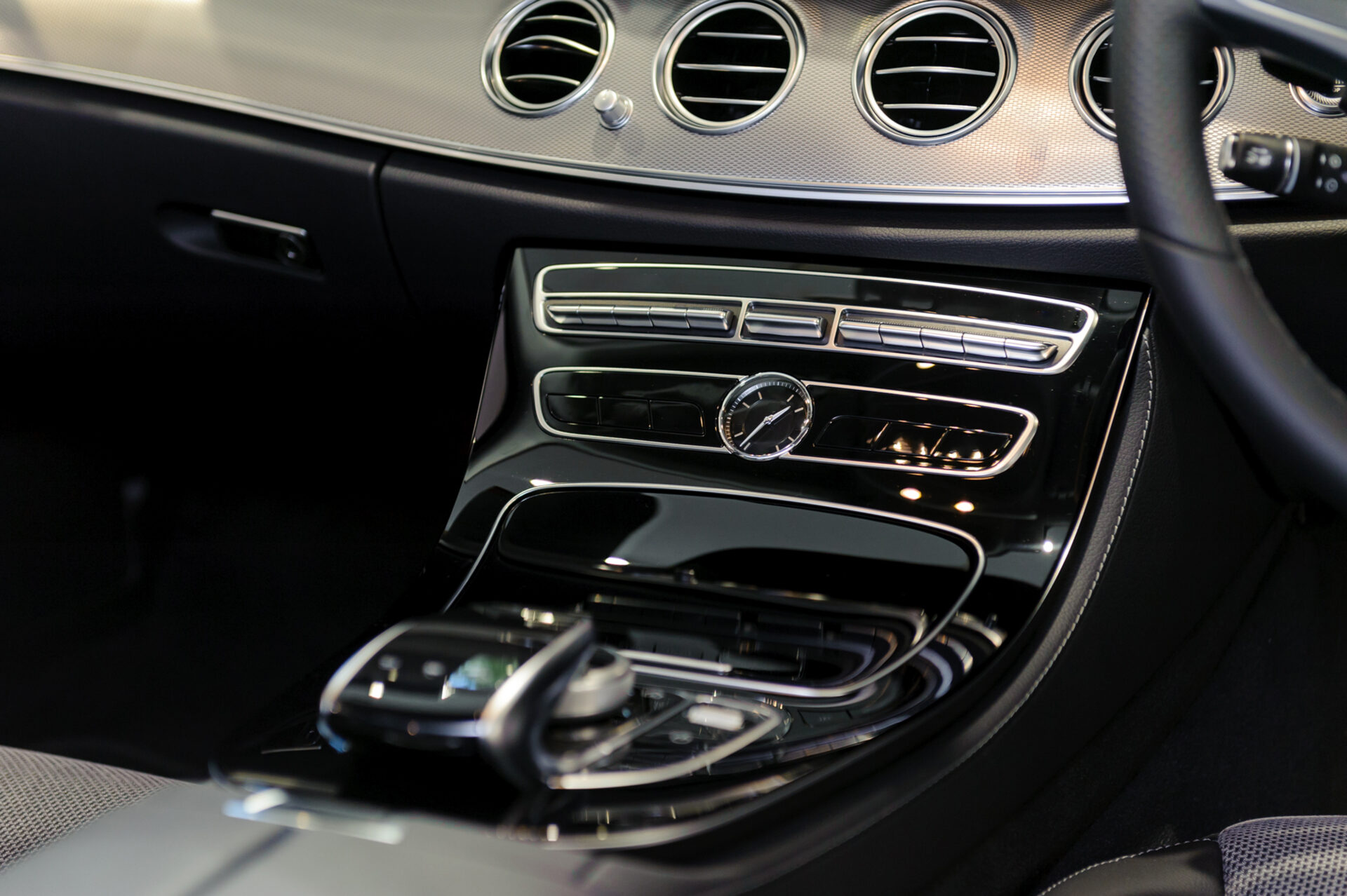 車のコックピット　高級車　外車